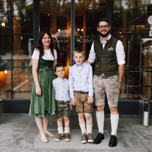 Melanie und Andreas Nitzlnader mit Kinder - Ihre Gastgeber im Das Kaffeehaus