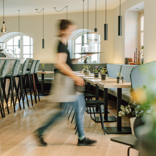 Service im hellen Gastraum des Kaffeehauses in der Salzburger Altstadt