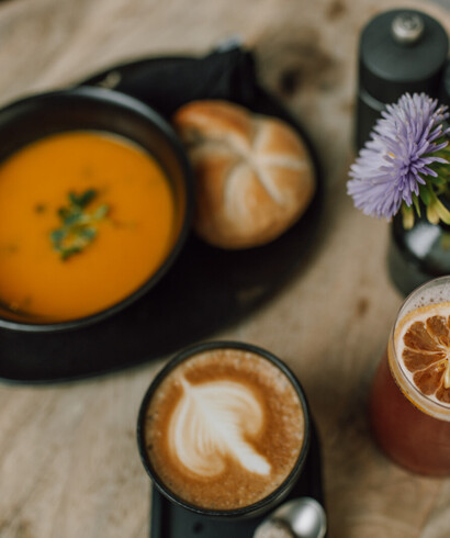 Cremesuppe mit Gebäck und Cappuccino im Kaffeehaus in Salzburg