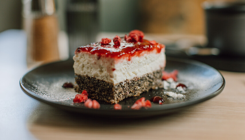 Poppy seed cake with cream & fruits